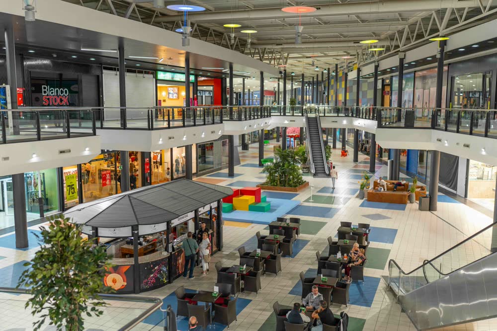 Interior de la galería comercial